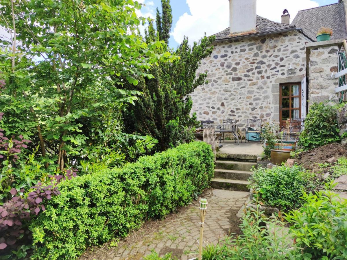 Maison Familiale Et Authentique Saint-Jacques-des-Blats Екстериор снимка