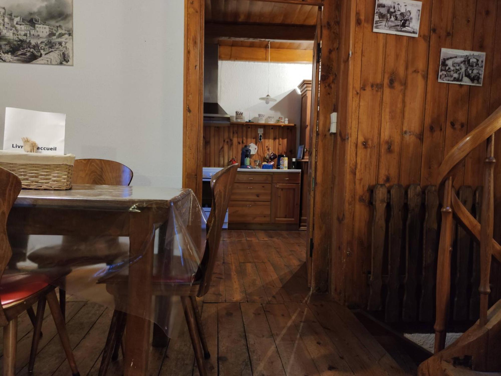 Maison Familiale Et Authentique Saint-Jacques-des-Blats Екстериор снимка